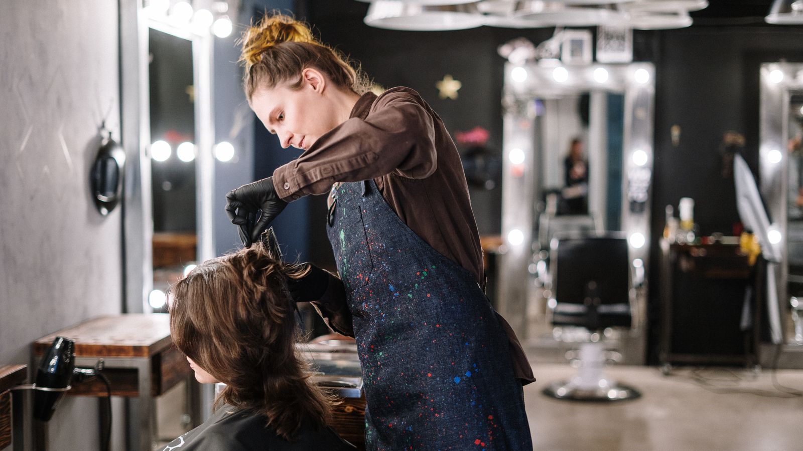 Applicazione del colore sui capelli di una cliente