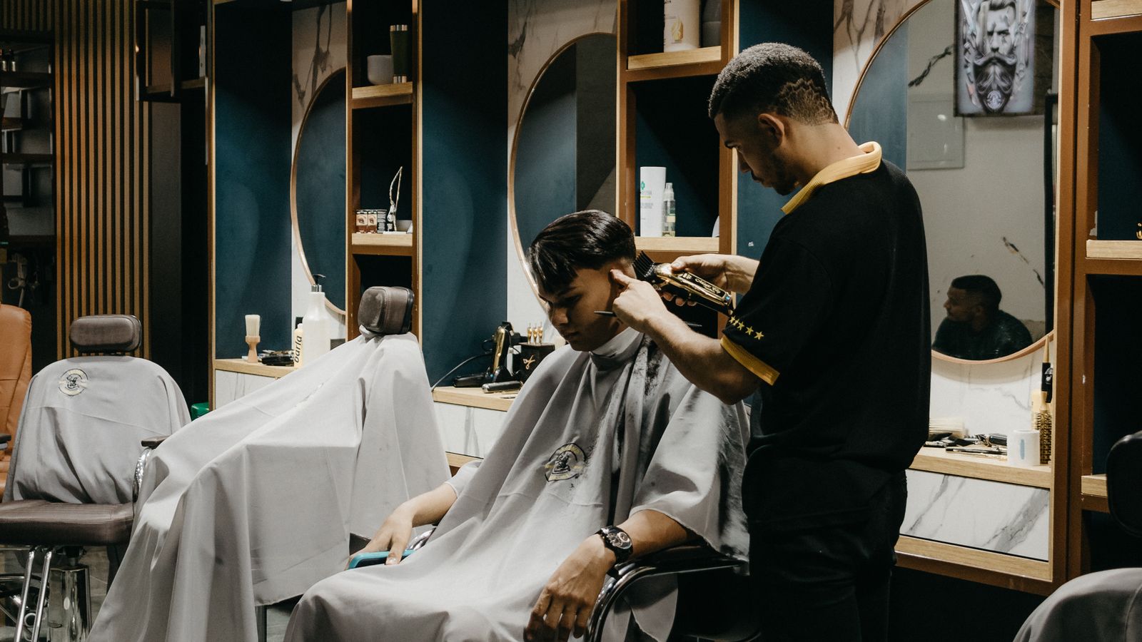 Barbiere che taglia i capelli a un cliente