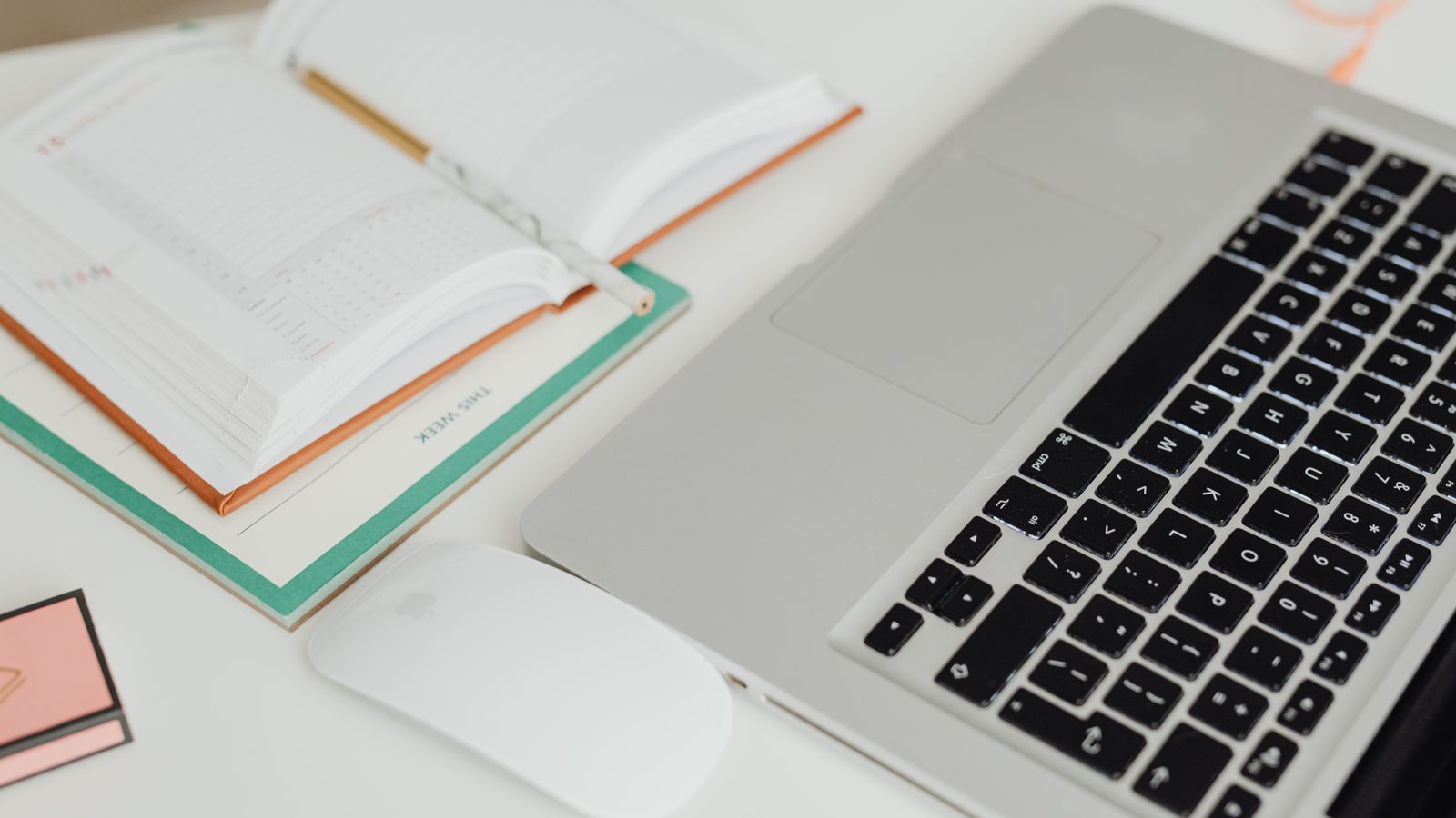Portatile e calendario appoggiati su una scrivania