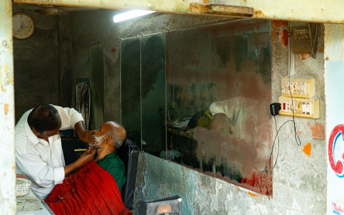 Rasatura della barba in un barber shop